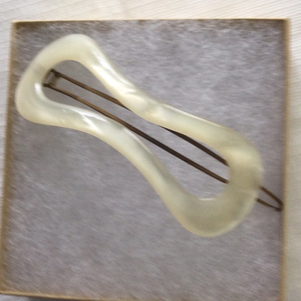 Woman’s Vintage Elegant Hair Barrette color white